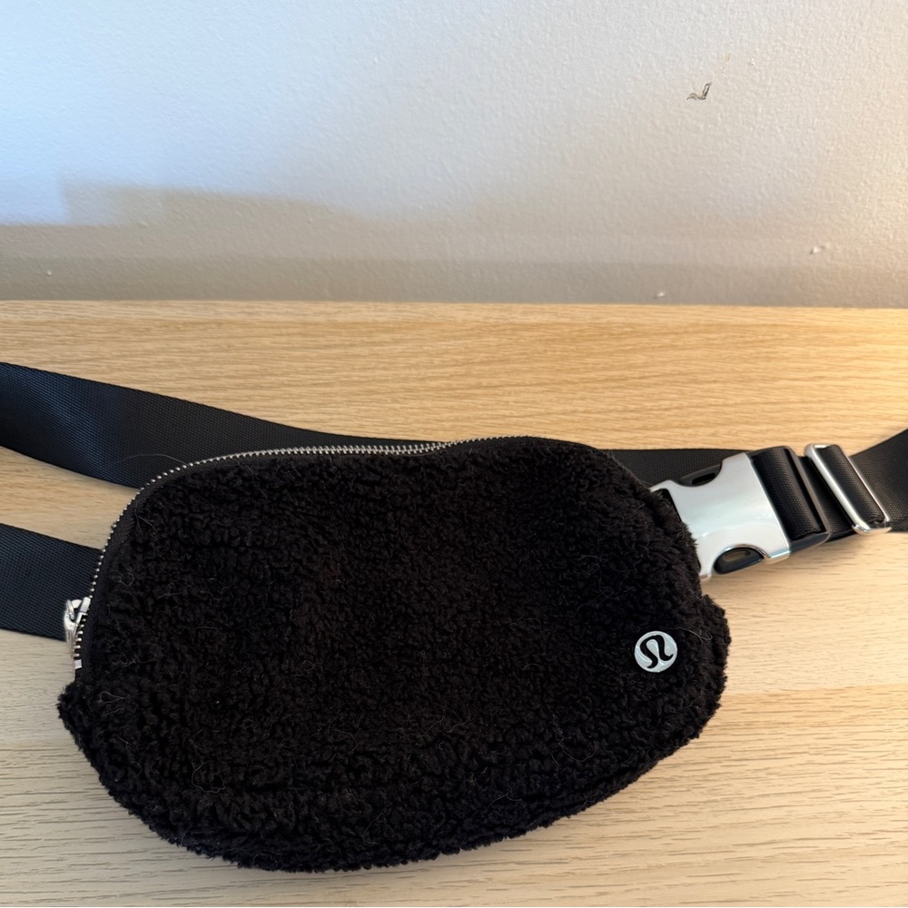 lululemon athletica Black Sherpa Belt Bag